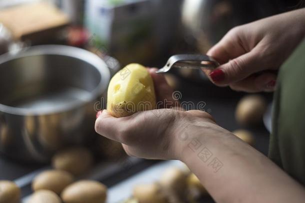 削土豆皮的女人