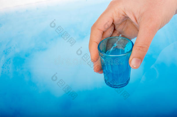 蓝色<strong>玻璃</strong>在蓝色的<strong>水面</strong>上