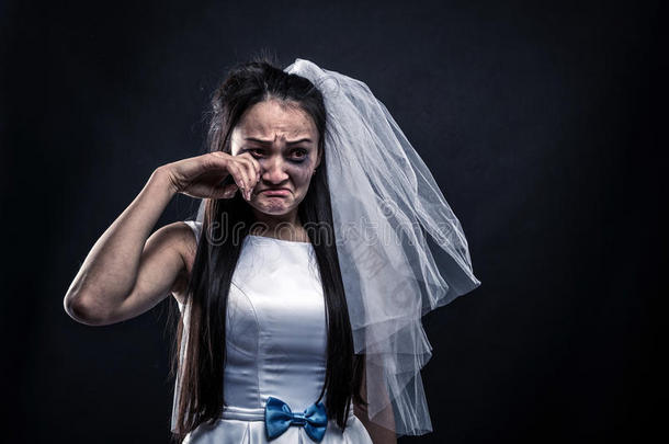 新娘泪流满面，不幸的婚姻