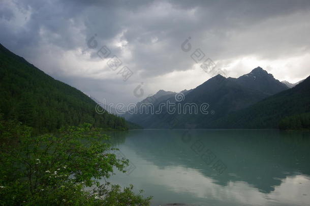 湖边美丽的山景。 山湖。 一种山地地形和山谷中的水