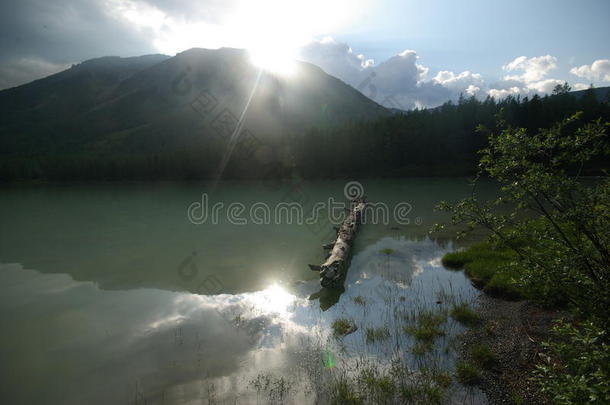 湖边美丽的山景。 山湖。 一种山地地形和山谷中的水