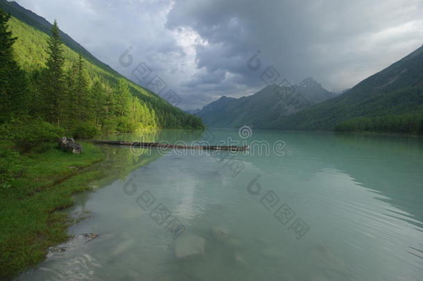 湖边美丽的山景。 山湖。 一种山地地形和山谷中的水