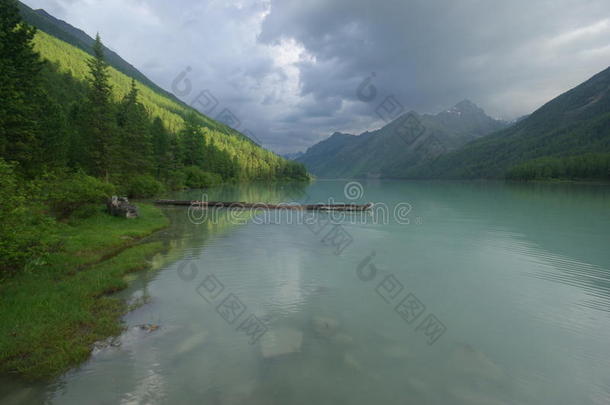 湖边美丽的山景。 山湖。 一种山地地形和山谷中的水