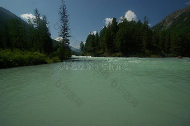 湖边美丽的山景。 山湖。 一种山地地形和山谷中的水