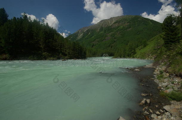 湖边美丽的山景。 山湖。 一种山地地形和山谷中的水