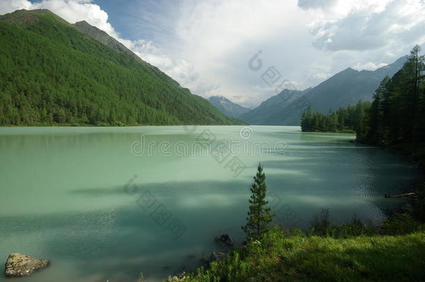 湖边美丽的山景。 山湖。 一种山地地形和山谷中的水