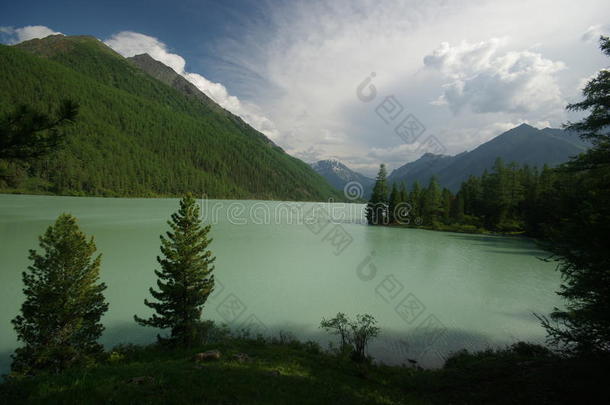 湖边美丽的山景。 山湖。 一种山地地形和山谷中的水