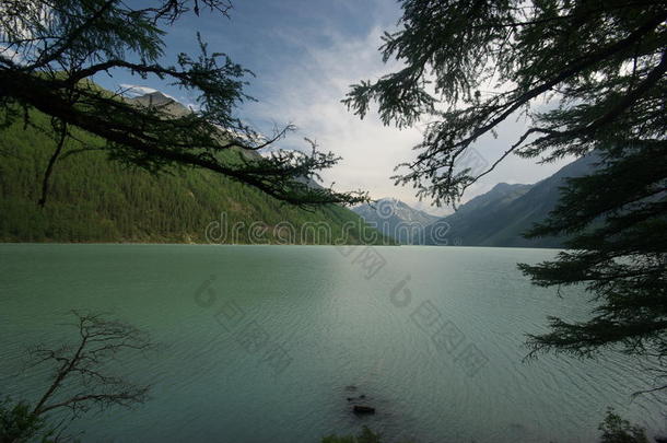 湖边美丽的山景。 山湖。 一种山地地形和山谷中的水