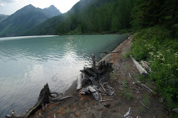 湖边美丽的山景。 山湖。 一种山地地形和山谷中的水