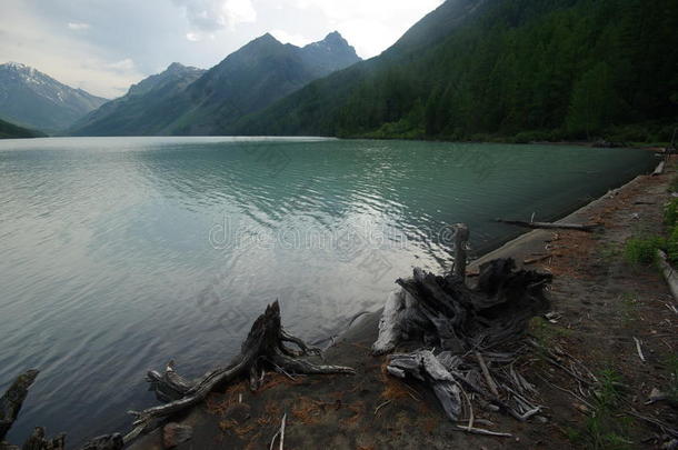 湖边美丽的山景。 山湖。 一种山地地形和山谷中的水