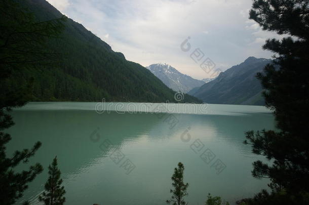 湖边美丽的山景。 山湖。 一种山地地形和山谷中的水