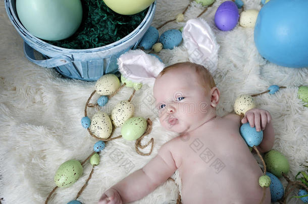 婴儿与兔子耳朵在复活节套装