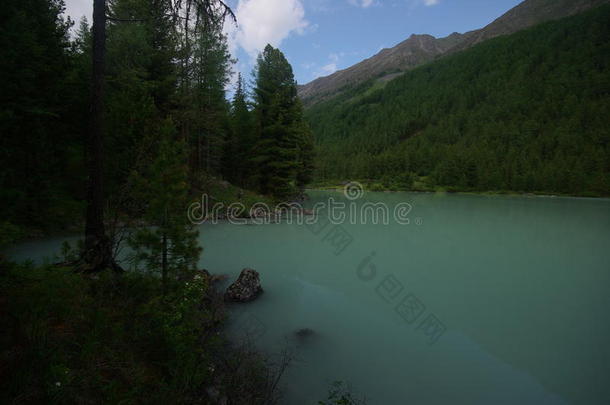 湖边美丽的山景。 山湖。 一种山地地形和山谷中的水