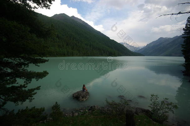 湖边美丽的山景。 山湖。 一种山地地形和山谷中的水