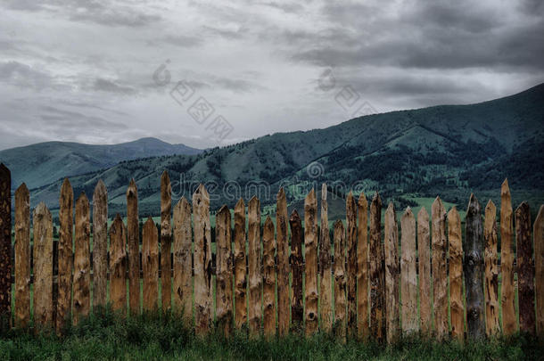 湖边美丽的山景。 山湖。 一种山地地形和山谷中的水