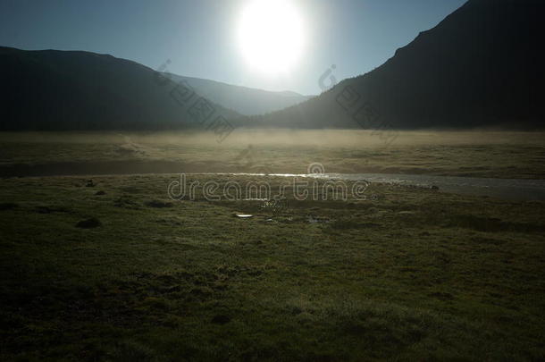 湖边美丽的山景。 山湖。 一种山地地形和山谷中的水