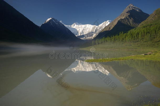 湖边美丽的山景。 山湖。 一种山地地形和山谷中的水