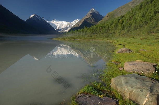 湖边美丽的山景。 山湖。 一种山地地形和山谷中的水