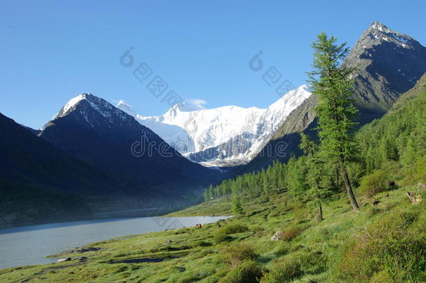 湖边美丽的山景。 山湖。 一种山地地形和山谷中的水