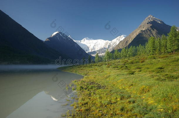 湖边美丽的山景。 山湖。 一种山地地形和山谷中的水