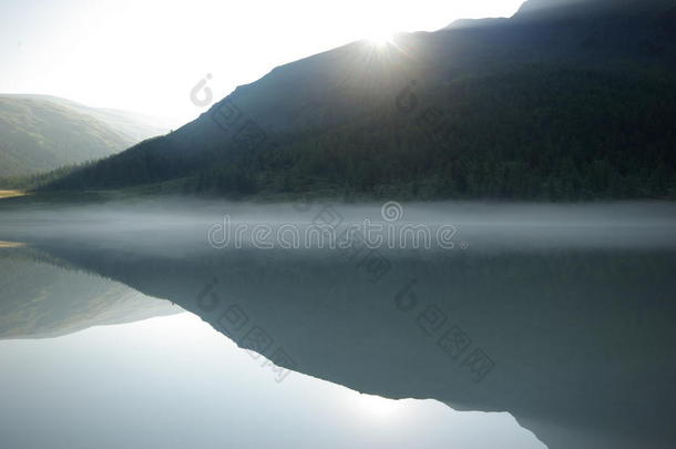 湖边美丽的山景。 山湖。 一种山地地形和山谷中的水