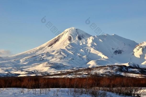 美丽的冬季火山景观