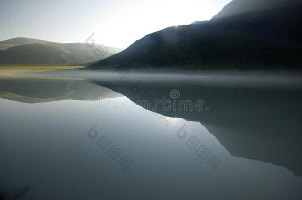 湖边美丽的山景。 山湖。 一种山地地形和山谷中的水