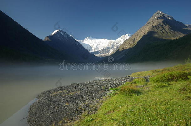 湖边美丽的山景。 山湖。 一种山地地形和山谷中的水