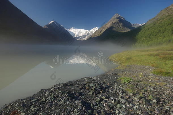 湖边美丽的山景。 山湖。 一种山地地形和山谷中的水