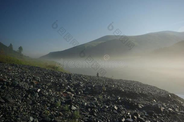 湖边美丽的山景。 山湖。 一种山地地形和山谷中的水