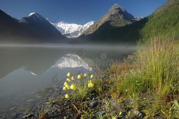 湖边美丽的山景。 山湖。 一种山地地形和山谷中的水