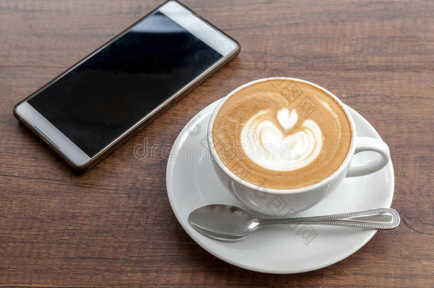 咖啡杯拿<strong>铁艺</strong>术与智能手机在木制背景