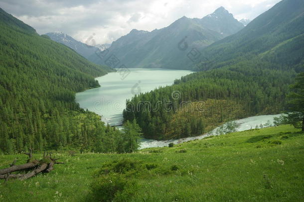 湖边美丽的山景。 山湖。 一种山地地形和山谷中的水