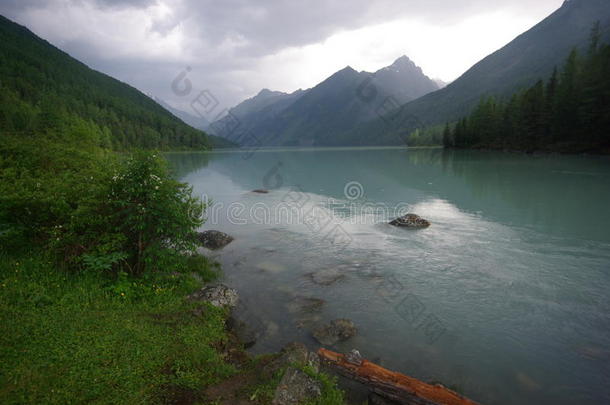 湖边美丽的山景。 山湖。 一种山地地形和山谷中的水