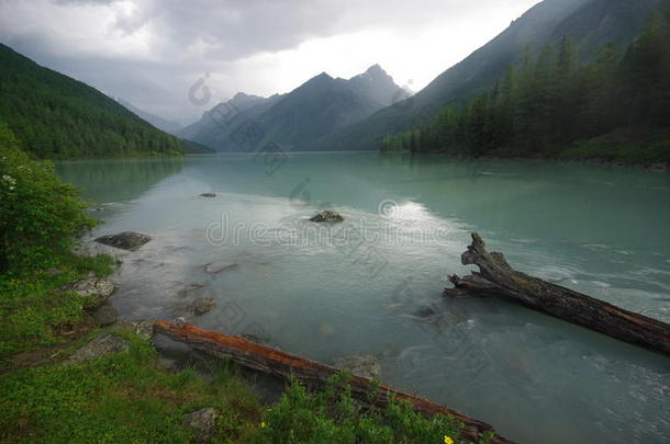 湖边美丽的山景。 山湖。 一种山地地形和山谷中的水