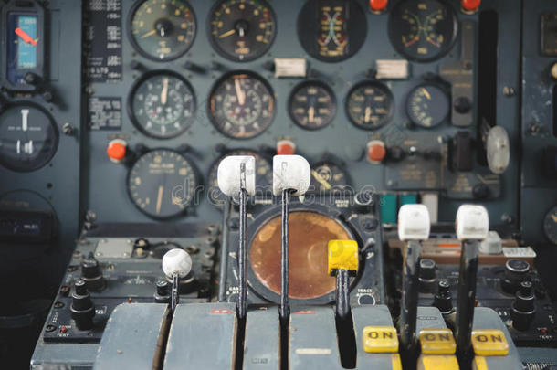 带有指示器、按钮和仪器的飞机驾驶舱<strong>设备</strong>。