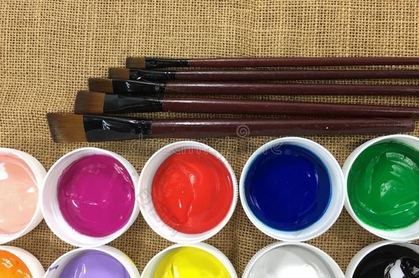 各种彩色丙烯酸涂料和艺术画笔的拼贴