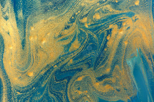 蓝色，绿色和<strong>金色</strong>液体质地。 手绘大理石<strong>花纹背景</strong>。 墨水大理石抽象图案