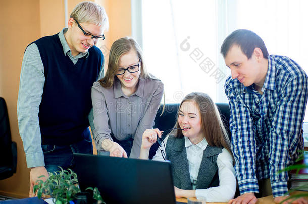 四名员工在看笔记本电脑