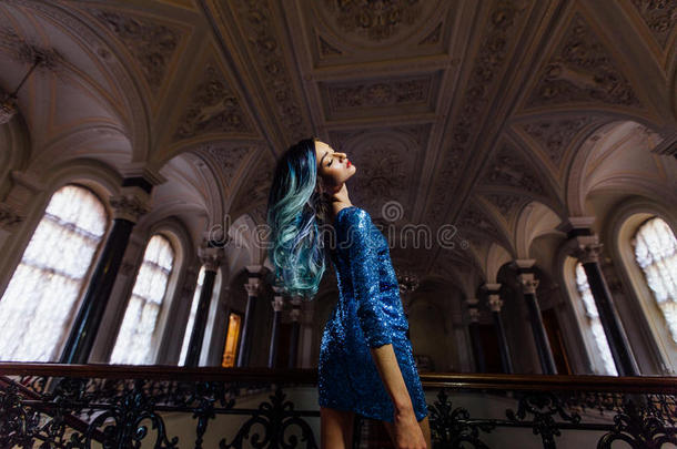 时尚肖像的<strong>华丽</strong>女孩蓝色染色头发长。 美丽的晚礼服。
