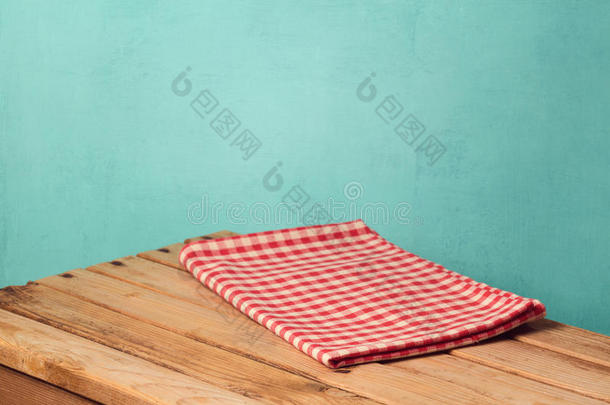 空木角桌子与红色检查桌布在薄荷墙背景为产品蒙太奇