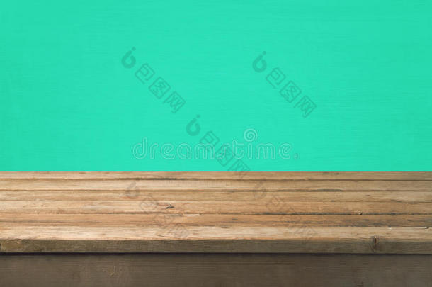 空木甲板桌子在绿色墙壁背景上的产品蒙太奇