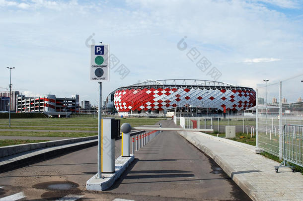 足球俱乐部`斯巴达克`的奥克里蒂耶体育场停车场入口。 城市景观。 莫斯科。