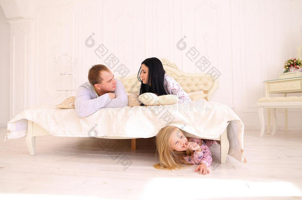 女儿躲在床底下，<strong>爸爸妈妈</strong>在家说话