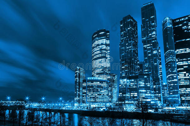 未来主义商业建筑在河岸，夜晚，色调