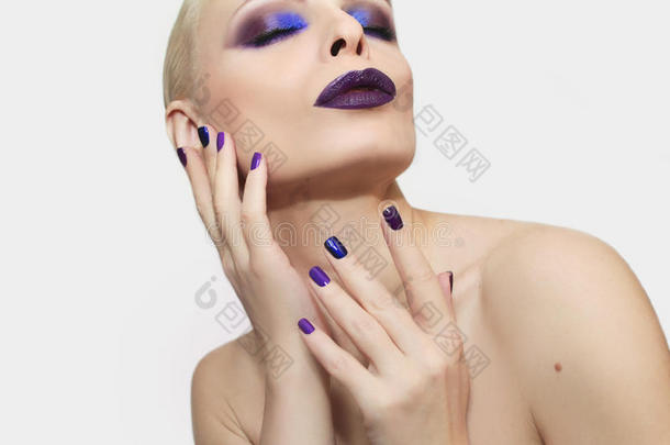 蓝色紫色时尚多色美甲和化妆。