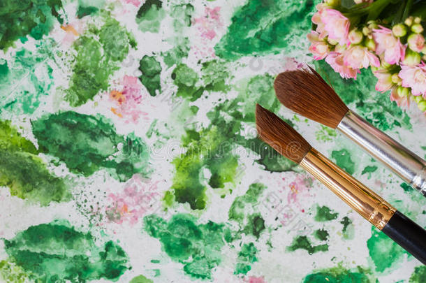 抽象艺术手工水彩和画笔，花卉背景。 浪漫的春天概念，生活方式，爱好。 上面的风景
