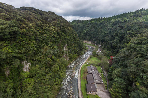 绿色山谷和日本房子在川崎瀑布公园