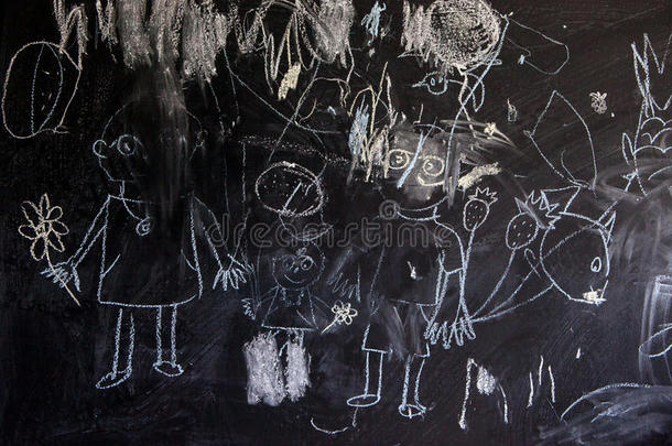 孩子们用粉笔在学校黑板上画画，幸福的家庭
