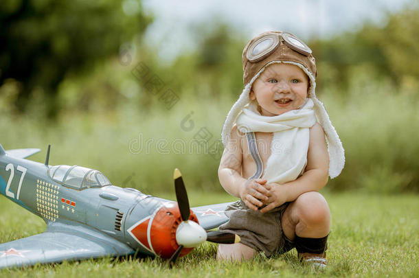 儿童飞行员。 孩子在户外玩。 带玩具喷气背包的小飞行员